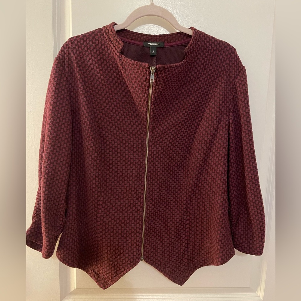 Torrid Crop zip up blazer in maroon and black pattern. Size 2 (18/20)